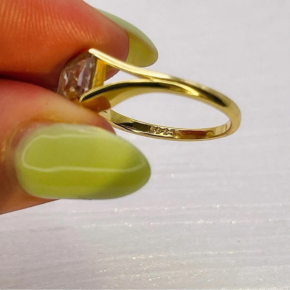 2 CT Moissanite Diamond Emerald Cut East West Half Bezel - Picture 3 of 3